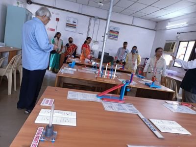 Vice Chancellor Visiting in Rooting lab