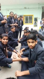 नव कृष्ण व्हॅली स्कूल मराठी मिडीयम मध्ये बहिण भावाच्या अतूट नात्यांचे रक्षाबंधन उत्साहा