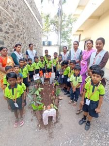 नव कृष्णा व्हॅली अभ्यास मैशाळ च्या विद्यार्थ्यांनी किल्ला बनवताना