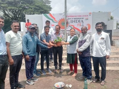 सांगली जिल्हा क्रीडा अधिकारी कार्यालय मार्फत तालुकास्तरीय शालेय फुटबॉल स्पर्धा 14 17 19 गटातील आयोजित करण्यात आल्या आहेत या स्पर्धेचे उद्घाटन सुरज फाउंडेशनच्या डायरेक्टर सौ संगीता पागनीस यांच्या हस्ते करण्यात आले. यावेळी विविध शाळेतील सर्व संघ उपस्थित होते.