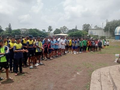 सांगली जिल्हा क्रीडा अधिकारी कार्यालय मार्फत तालुकास्तरीय शालेय फुटबॉल स्पर्धा 14 17 19 गटातील आयोजित करण्यात आल्या आहेत या स्पर्धेचे उद्घाटन सुरज फाउंडेशनच्या डायरेक्टर सौ संगीता पागनीस यांच्या हस्ते करण्यात आले. यावेळी विविध शाळेतील सर्व संघ उपस्थित होते.