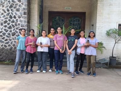 आम्ही निसर्ग सेवक हेच ब्रीदवाक्य घेऊन काल नव कृष्णा व्हॅली गुरुकुल मधील विद्यार्थ्यांनी आपल्या उपलब्ध असणाऱ्या फार्म हाऊस वरती वृक्षारोपण व श्रमदान करत निसर्ग संरक्षणासाठी एक छोटासा प्रयत्न केला.सदर वेळी आपल्या आपल्या फार्म हाऊस वरील विविध फळझाडे व पशुपालन याविषयी अधिक माहिती घेत अतिशय उत्साहामध्ये एक नवअनुभूती घेत दिवस व्यतित केला. त्याचीच काही क्षणचित्रे खालील प्रमाणे