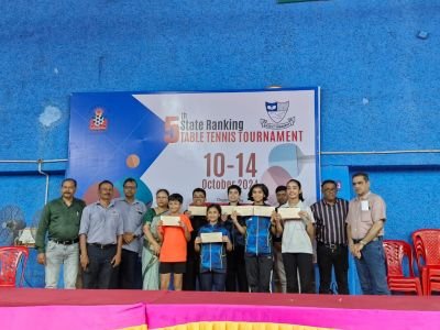 सुरज फाउंडेशन येथे 5 वी महाराष्ट्र राज्य टेबल टेनिस रँकिंग स्पर्धा उत्साहात संपन्न
-----------------
कुपवाड प्रतिनिधी महाराष्ट्र राज्य टेबल टेनिस असोसिएशनच्या मान्यतेने सुरज फाउंडेशन व सांगली जिल्हा टेबल टेनिस असोसिएशन यांच्या संयुक्त विद्यमाने दिनांक 10 ते 14 ऑक्टोंबर 2024 या कालावधीमध्ये नव कृष्णा व्हॅली स्कूल येथे पाचव्या महाराष्ट्र राज्य टेबल टेनिस रँकिंग स्पर्धेचे आयोजन करण्यात आले होते. सदर स्पर्धेमध्ये एकूण 750 खेळाडू सहभाग घेतला होता  सदर स्पर्धेचे उद्घाटन उद्योजक माननीय सतीश मालू यांच्या हस्ते करण्यात आले होते तर बक्षीस समारंभ स्टेट बँक ऑफ इंडियाचे कुपवाड ब्रांच चे मॅनेजर श्री अमर गुंडवडे यांच्या हस्ते करण्यात आले