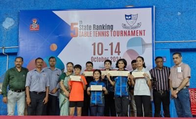 सुरज फाउंडेशन येथे 5 वी महाराष्ट्र राज्य टेबल टेनिस रँकिंग स्पर्धा उत्साहात संपन्न
-----------------
कुपवाड प्रतिनिधी महाराष्ट्र राज्य टेबल टेनिस असोसिएशनच्या मान्यतेने सुरज फाउंडेशन व सांगली जिल्हा टेबल टेनिस असोसिएशन यांच्या संयुक्त विद्यमाने दिनांक 10 ते 14 ऑक्टोंबर 2024 या कालावधीमध्ये नव कृष्णा व्हॅली स्कूल येथे पाचव्या महाराष्ट्र राज्य टेबल टेनिस रँकिंग स्पर्धेचे आयोजन करण्यात आले होते. सदर स्पर्धेमध्ये एकूण 750 खेळाडू सहभाग घेतला होता  सदर स्पर्धेचे उद्घाटन उद्योजक माननीय सतीश मालू यांच्या हस्ते करण्यात आले होते तर बक्षीस समारंभ स्टेट बँक ऑफ इंडियाचे कुपवाड ब्रांच चे मॅनेजर श्री अमर गुंडवडे यांच्या हस्ते करण्यात आले