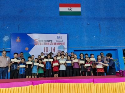 सुरज फाउंडेशन येथे 5 वी महाराष्ट्र राज्य टेबल टेनिस रँकिंग स्पर्धा उत्साहात संपन्न
-----------------
कुपवाड प्रतिनिधी महाराष्ट्र राज्य टेबल टेनिस असोसिएशनच्या मान्यतेने सुरज फाउंडेशन व सांगली जिल्हा टेबल टेनिस असोसिएशन यांच्या संयुक्त विद्यमाने दिनांक 10 ते 14 ऑक्टोंबर 2024 या कालावधीमध्ये नव कृष्णा व्हॅली स्कूल येथे पाचव्या महाराष्ट्र राज्य टेबल टेनिस रँकिंग स्पर्धेचे आयोजन करण्यात आले होते. सदर स्पर्धेमध्ये एकूण 750 खेळाडू सहभाग घेतला होता  सदर स्पर्धेचे उद्घाटन उद्योजक माननीय सतीश मालू यांच्या हस्ते करण्यात आले होते तर बक्षीस समारंभ स्टेट बँक ऑफ इंडियाचे कुपवाड ब्रांच चे मॅनेजर श्री अमर गुंडवडे यांच्या हस्ते करण्यात आले