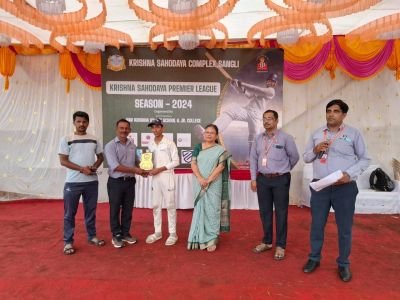 नव कृष्णा व्हॅली स्कूल च्या आवारामध्ये कृष्णा सर्वोदया प्रीमियर लीग क्रिकेट सेशन 2024 उत्कृष्ट प्रकारे पार पडले यामध्ये संस्थेच्या सेक्रेटरी संगीता पांगणीस मॅडम यांच्याकडून खेळाडूंचे बक्षीस वितरण समारंभ पार पडले.