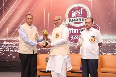Krida Ratna award  given to me at the hands of Governor of Maharashtra Hon Radhakrishnan in mumbai yesterday 