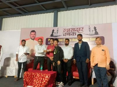 18 एप्रिल ते शनिवार दि.19 एप्रिल या दरम्यान सांगलीमध्ये संपन्न झालेल्या 1st ALL INDIA FIDE RAPID RATING TOURNAMENT organised by Progressive Chess Academy Sangli 
खासदार चषक 2025*या स्पर्धेमध्ये नव कृष्णा व्हॅली स्कूल इंग्रजी माध्यमांमधील इयत्ता सातवी मधील *श्रीनिधी जयप्रकाश भोसले हिने उत्कृष्ट सांगली महिला खेळाडू मध्ये द्वितीय क्रमांक पटकावला आहे. तसेच इयत्ता दहावी मधील जयेश जयप्रकाश भोसले याने सतरा वर्ष वयोगटांमध्ये पाचवा क्रमांक मिळाला आहे. याकरिता संस्थेमार्फत या विद्यार्थ्यांचे खूप खूप अभिनंदन