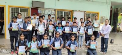 नव कृष्णा व्हॅली स्कूल मराठी माध्यम मध्ये विद्यार्थ्यांना शासकीय शालेय पुस्तके वाटप: 'शिक्षणाचा प्रकाश' उपक्रम संपन्न 
16जून2025: कुपवाड येथील नव कृष्णा व्हॅली स्कूल (मराठी माध्यम) येथे आज शालेय विद्यार्थ्यांना उत्साहात पुस्तकांचे वाटप करण्यात आले. 'शिक्षणाचा प्रकाश' या अभिनव उपक्रमांतर्गत शाळेने सर्व विद्यार्थ्यांना नवीन शैक्षणिक वर्षासाठी आवश्यक असलेली पाठ्यपुस्तके वितरित केली.
यंदाच्या शैक्षणिक वर्षाची सुरुवात झाल्यापासूनच विद्यार्थ्यांमध्ये शिक्षणाची उत्सुकता होती. ही उत्सुकता द्विगुणित करण्यासाठी आणि त्यांना अभ्यासात प्रोत्साहन देण्यासाठी शाळेने हा स्तुत्य उपक्रम हाती घेतला. या वेळी बोलताना शाळेच्या मुख्याध्यापक, पवार  सर म्हणाले