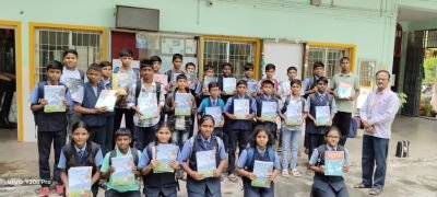 नव कृष्णा व्हॅली स्कूल मराठी माध्यम मध्ये विद्यार्थ्यांना शासकीय शालेय पुस्तके वाटप: 'शिक्षणाचा प्रकाश' उपक्रम संपन्न 
16जून2025: कुपवाड येथील नव कृष्णा व्हॅली स्कूल (मराठी माध्यम) येथे आज शालेय विद्यार्थ्यांना उत्साहात पुस्तकांचे वाटप करण्यात आले. 'शिक्षणाचा प्रकाश' या अभिनव उपक्रमांतर्गत शाळेने सर्व विद्यार्थ्यांना नवीन शैक्षणिक वर्षासाठी आवश्यक असलेली पाठ्यपुस्तके वितरित केली.
यंदाच्या शैक्षणिक वर्षाची सुरुवात झाल्यापासूनच विद्यार्थ्यांमध्ये शिक्षणाची उत्सुकता होती. ही उत्सुकता द्विगुणित करण्यासाठी आणि त्यांना अभ्यासात प्रोत्साहन देण्यासाठी शाळेने हा स्तुत्य उपक्रम हाती घेतला. या वेळी बोलताना शाळेच्या मुख्याध्यापक, पवार  सर म्हणाले