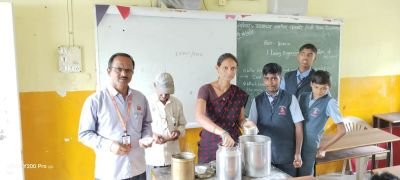 नव कृष्णा व्हॅली स्कूल मराठी माध्यम, कुपवाड येथे इयत्ता आठवीच्या विद्यार्थ्यांना 'प्रधानमंत्री पोषण शक्ती निर्माण' योजनेंतर्गतशासकीय शालेय पोषण आहार सुरु.
कुपवाड, [16 जून 2025]: कुपवाड येथील नव कृष्णा व्हॅली स्कूल (मराठी माध्यम) येथे 'प्रधानमंत्री पोषण शक्ती निर्माण' (पूर्वीची शालेय पोषण आहार योजना) या केंद्र पुरस्कृत योजनेतील एका नाविन्यपूर्ण उपक्रमांतर्गत इयत्ता आठवीच्या विद्यार्थ्यांना शालेय पोषण आहार देण्यास आज, सोमवार दिनांक 16 जून 2025 पासून सुरुवात करण्यात आली.विद्यार्थ्यांच्या शारीरिक आणि मानसिक विकासाला चालना देण्यासाठी तसेच शाळेतील त्यांची उपस्थिती वाढवण्यासाठी हा उपक्रम अत्यंत महत्त्वाचा ठरतो आहे. या योजनेमुळे विद्यार्थ्यांना दररोज सकस आणि पौष्टिक आहार मिळणार असल्याने त्यांच्या आरोग्यात सुधारणा होण्यास मदत होईल, अशी अपेक्षा व्यक्त करण्यात येत आहे.यावेळी शाळेचे मुख्याध्यापक, पवार सर यांनी सांगितले की,