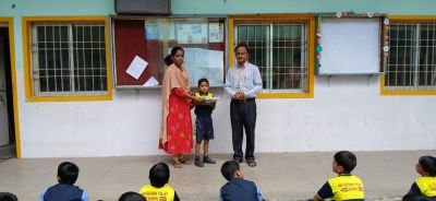 सुरज फौंडेशन संचलित नव कृष्णा व्हॅली स्कूल मराठी माध्यम मध्ये बुधवार दिनांक 18 -6 -2025 रोजी प्रशालेचे मुख्याध्यापक आदरणीय अधिकराव पवार सर यांच्या प्रेरणेने व आदरणीय पालकांच्या सहकार्याने याच शाळेत शिक्षण घेत असलेल्या   गरीब व गरजू विद्यार्थ्यांना पाठ्य पुस्तके देण्याचा स्तुत्य उपक्रम राबवण्यात आला. प्रशालेमार्फत गेली पाच ते सहा वर्षे हा उपक्रम राबवला जातो. शाळेतील विद्यार्थी आपली जुनी पुस्तके व शैक्षणिक साहित्य शाळेच्या उपक्रमासाठीजमा करीत करून विद्यार्थ्यांना  मदत करीत असतात.जेणेकरून त्या विद्यार्थ्यांना चांगले शिक्षण घेता येईल. अशीच विद्यार्थ्यांची उत्तरोत्तर प्रगती होण्यासाठी सर्व शिक्षक वृंद शिक्षकेतर कर्मचारी  संस्थेतील सर्व स्टाफ या स्तुत्य उपक्रम मध्ये सहभागी असलेले सर्व विद्यार्थी यांना धन्यवाद