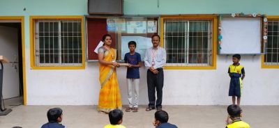 सुरज फौंडेशन संचलित नव कृष्णा व्हॅली स्कूल मराठी माध्यम मध्ये बुधवार दिनांक 18 -6 -2025 रोजी प्रशालेचे मुख्याध्यापक आदरणीय अधिकराव पवार सर यांच्या प्रेरणेने व आदरणीय पालकांच्या सहकार्याने याच शाळेत शिक्षण घेत असलेल्या   गरीब व गरजू विद्यार्थ्यांना पाठ्य पुस्तके देण्याचा स्तुत्य उपक्रम राबवण्यात आला. प्रशालेमार्फत गेली पाच ते सहा वर्षे हा उपक्रम राबवला जातो. शाळेतील विद्यार्थी आपली जुनी पुस्तके व शैक्षणिक साहित्य शाळेच्या उपक्रमासाठीजमा करीत करून विद्यार्थ्यांना  मदत करीत असतात.जेणेकरून त्या विद्यार्थ्यांना चांगले शिक्षण घेता येईल. अशीच विद्यार्थ्यांची उत्तरोत्तर प्रगती होण्यासाठी सर्व शिक्षक वृंद शिक्षकेतर कर्मचारी  संस्थेतील सर्व स्टाफ या स्तुत्य उपक्रम मध्ये सहभागी असलेले सर्व विद्यार्थी यांना धन्यवाद