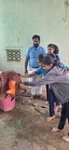 रानातला माझा खरा मित्र,
कष्टांचा माझा सोबती;
पोळ्याने मानतो मान त्याला,
कृतज्ञतेचीच हीच पूजा खरी! ????

आपण सगळे ज्या भूमीतून अन्नधान्य मिळवतो, त्या मातीत रात्रंदिवस घाम गाळून शेती करणारा शेतकरी आपल्या आयुष्यात खूप महत्वाचा आहे. पण त्या शेतकऱ्याचाही एक जिवलग, निस्वार्थी मित्र म्हणजे बैल! बैल हा केवळ पाळीव प्राणी नाही, तर तो शेतकऱ्याच्या आयुष्याचा अविभाज्य भाग आहे. रानावर नांगर चालवणे, गवत, धान्य वाहून नेणे, शेतीची इतर कामे – हे सर्व तो मनापासून करतो. न सांगता, न तक्रार करता फक्त कर्तव्यपरायणता व निष्ठेने.
याच बैलांच्या प्रति कृतज्ञता व्यक्त करण्यासाठी आपण बैलपोळा साजरा करतो. या दिवशी शेतकरी आपल्या बैलांना आंघोळ घालतो, शोभेचे हार, फुलं, रंग लावून त्यांना सजवतो. बैलांना गोडधोड खाऊ घालतो. ही केवळ परंपरा नाही, तर आपल्या मित्राबद्दलचा आदर, प्रेम आणि कृतज्ञतेची सुंदर अभिव्यक्ती आहे.
आपल्याला कायम लक्षात ठेवायला हवे की बैल शेतकऱ्याचा फक्त कामाचा साथीदार नसून तो आयुष्यभराचा मित्र आहे. म्हणूनच, बैलपोळा हा सण म्हणजे माती, माणूस आणि प्राणी यांच्यातील अनोखा बंध दृढ करणारा पवित्र दिवस आहे.

चला तर मग, आपणही आपल्या आयुष्यातील अशा सर्व मित्रांचे, साथीदारांचे मनापासून आभार मानूया! हाच  भाव मनात घेत आपल्या नव कृष्णा व्हॅली निवासी माध्यमातून विद्यार्थ्यांनी आपल्या फार्म हाऊस वरील गोट्याला भेट देत आपल्या महाराष्ट्रीयन बेंदूर व गोमातेस वंदन करून त्यांचे पूजन करून गुळ पोळीचा नैवेद्य अर्पण करत अतिशय उत्साहात हा समारंभ संपन्न केला.