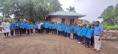 रानातला माझा खरा मित्र,
कष्टांचा माझा सोबती;
पोळ्याने मानतो मान त्याला,
कृतज्ञतेचीच हीच पूजा खरी! ????

आपण सगळे ज्या भूमीतून अन्नधान्य मिळवतो, त्या मातीत रात्रंदिवस घाम गाळून शेती करणारा शेतकरी आपल्या आयुष्यात खूप महत्वाचा आहे. पण त्या शेतकऱ्याचाही एक जिवलग, निस्वार्थी मित्र म्हणजे बैल! बैल हा केवळ पाळीव प्राणी नाही, तर तो शेतकऱ्याच्या आयुष्याचा अविभाज्य भाग आहे. रानावर नांगर चालवणे, गवत, धान्य वाहून नेणे, शेतीची इतर कामे – हे सर्व तो मनापासून करतो. न सांगता, न तक्रार करता फक्त कर्तव्यपरायणता व निष्ठेने.
याच बैलांच्या प्रति कृतज्ञता व्यक्त करण्यासाठी आपण बैलपोळा साजरा करतो. या दिवशी शेतकरी आपल्या बैलांना आंघोळ घालतो, शोभेचे हार, फुलं, रंग लावून त्यांना सजवतो. बैलांना गोडधोड खाऊ घालतो. ही केवळ परंपरा नाही, तर आपल्या मित्राबद्दलचा आदर, प्रेम आणि कृतज्ञतेची सुंदर अभिव्यक्ती आहे.
आपल्याला कायम लक्षात ठेवायला हवे की बैल शेतकऱ्याचा फक्त कामाचा साथीदार नसून तो आयुष्यभराचा मित्र आहे. म्हणूनच, बैलपोळा हा सण म्हणजे माती, माणूस आणि प्राणी यांच्यातील अनोखा बंध दृढ करणारा पवित्र दिवस आहे.

चला तर मग, आपणही आपल्या आयुष्यातील अशा सर्व मित्रांचे, साथीदारांचे मनापासून आभार मानूया! हाच  भाव मनात घेत आपल्या नव कृष्णा व्हॅली निवासी माध्यमातून विद्यार्थ्यांनी आपल्या फार्म हाऊस वरील गोट्याला भेट देत आपल्या महाराष्ट्रीयन बेंदूर व गोमातेस वंदन करून त्यांचे पूजन करून गुळ पोळीचा नैवेद्य अर्पण करत अतिशय उत्साहात हा समारंभ संपन्न केला.