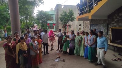 नव कृष्णा व्हॅली स्कूल मराठी माध्यम येथे बुधवार दिनांक 9 जुलै 2025 रोजी ' महाराष्ट्र बेंदूर 'हा सण साजरा करण्यात आला. श्री प्रमोद खरात यांनी शाळेत बैल आणले व  बैलाची पूजा श्री .प्रदीप पाटील  वसतिगृह प्रमुख यांच्या हस्ते करण्यात आली.
      शाळेतील सहाय्यक शिक्षिका सौ .कविता म्हेत्रे यांनी बेंदूर या सणाविषयी माहिती देताना बेंदूर हा महाराष्ट्रात साजरा होणार एक महत्त्वाचा कृषी सण आहे.
       या दिवशी बैला प्रति कृतज्ञता  व्यक्त केली जाते. बैलांना सजवून, त्याची पूजा करून, त्यांना कामातून विश्रांती दिली जाते. शेतकरी आणि बैल यांच्यातील दृढ संबंधाचे प्रतीक म्हणून हा सण साजरा केला जातो. आषाढ पौर्णिमेला हा सण साजरा करण्याची परंपरा आहे याविषयी माहिती दिली.
         नव कृष्णा व्हॅली स्कूल मराठी माध्यम मुख्याध्यापक श्री .अधिकराव पवार यांच्या प्रेरणेने , सर्व शिक्षक व शिक्षकेतर कर्मचारी व सर्व विद्यार्थी यांच्या उपस्थितीत महाराष्ट्र बेंदूर हा सण उत्साह पूर्ण वातावरणात संपन्न झाला.