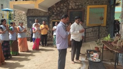 सुरज फाउंडेशन संचालित नव कृष्णा व्हॅली स्कूल मराठी माध्यम कुपवाड*????????
  **********
 आज मंगळवार दिनांक 29 जुलै 2025 रोजी नव कृष्णा व्हॅली स्कूलमध्ये नागपंचमी साजरी करण्यात आली. नागपंचमी  कार्यक्रमासाठी उपस्थित असलेले इयत्ता नववीतील पालक केशव जोशी व प्रशालेचे मुख्याध्यापक अधिकराव पवार यांच्या हस्ते नागदेवता ची पूजा करण्यात आली.
   नागपंचमी हा श्रावण महिन्यातील सण आहे. या दिवशी घरोघरी नागाची पूजा करून नागदेवतेला प्रसन्न करण्याची पद्धत आहे. कालिया नागाचा पराभव करून यमुना नदीच्या पात्रातून भगवान श्रीकृष्ण सुरक्षित वर आले तो दिवस श्रावण शुद्ध पंचमीचा होता. त्या दिवसापासून नागपूजा प्रचारात आली असे मानले जाते. या दिवशी नागदेवतेची पूजा केली जाते, आणि त्यांना दूध अर्पण केले जाते.नागपंचमी साजरी करण्यामागे अनेक कारणे आहेत, जसे की कालिया नागाचा पराभव, सर्पदंशापासून संरक्षण आणि निसर्गातील संतुलन. काही ठिकाणी नागपंचमीच्या दिवशी उपवास करतात, घराच्या दारावर नागाचे चित्र काढतात, आणि त्यांची पूजा करतात. 
         नव कृष्णा व्हॅली स्कूलचे चित्रकला विषयाचे शिक्षक श्री. विजय आठवले सर यांनी माती पासून नाग बनवले.
    मुख्याध्यापक श्री .अधिकराव पवार सर, सर्व शिक्षक वृंद व शिक्षकेतर कर्मचारी यांच्याकडून नागपंचमी निमित्त सर्वांना हार्दिक शुभेच्छा!!!!????????????????