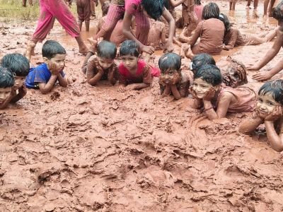 नव कृष्णा व्हॅली स्कूल उत्तुर व ज्युनिअर कॉलेज येथे श्रावण मास निमित्त चिखल महोत्सव उत्साहात साजरा