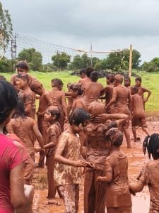 नव कृष्णा व्हॅली स्कूल उत्तुर व ज्युनिअर कॉलेज येथे श्रावण मास निमित्त चिखल महोत्सव उत्साहात साजरा