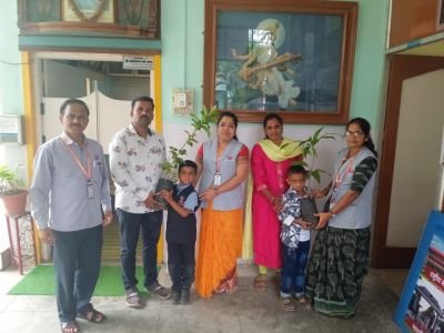नव कृष्णा व्हॅली स्कूलमध्ये  विद्यार्थ्यांच्या वाढदिवसानिमित्त शाळेला रोपे दिली. इयत्ता दुसरीतील विद्यार्थी श्लोक गणेश पाटील व त्याचा भाऊ रुद्र गणेश पाटील इयत्ता पहिली यांनी आपला वाढदिवस अनोख्या पद्धतीने साजरा केला .त्याने शाळेला एक पेरूचे आणि एक आंब्याचे रोपटे भेट दिले वर्ग शिक्षकांनी त्याचा स्वीकार केला.????????
या छोट्याशा कृतीतून श्लोकने व रूद्रने पर्यावरणाचे महत्त्व अधोरेखित केले. त्यांच्या या स्तुत्य उपक्रमाचे शाळेचे मुख्याध्यापक श्री. अधिकराव पवार सर सर्व शिक्षक, शिक्षकेतर कर्मचारी आणि विद्यार्थ्यांनी कौतुक केले.
