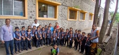 नव कृष्णा व्हॅली स्कूलमध्ये  विद्यार्थ्यांच्या वाढदिवसानिमित्त शाळेला रोपे दिली. इयत्ता दुसरीतील विद्यार्थी श्लोक गणेश पाटील व त्याचा भाऊ रुद्र गणेश पाटील इयत्ता पहिली यांनी आपला वाढदिवस अनोख्या पद्धतीने साजरा केला .त्याने शाळेला एक पेरूचे आणि एक आंब्याचे रोपटे भेट दिले वर्ग शिक्षकांनी त्याचा स्वीकार केला.????????
या छोट्याशा कृतीतून श्लोकने व रूद्रने पर्यावरणाचे महत्त्व अधोरेखित केले. त्यांच्या या स्तुत्य उपक्रमाचे शाळेचे मुख्याध्यापक श्री. अधिकराव पवार सर सर्व शिक्षक, शिक्षकेतर कर्मचारी आणि विद्यार्थ्यांनी कौतुक केले.
