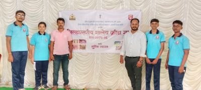 नव कृष्णा व्हॅली स्कूल इंग्रजी माध्यमच्या विद्यार्थ्यांचे तलवारबाजीतील प्राविण्य 

सांगली जिल्हा क्रीडा अधिकारी कार्यालयामार्फत आयोजित 14, 17 व 19 वर्षाखालील जिल्हास्तरीय शालेय तलवारबाजी स्पर्धा 2025 दिनांक 25 ऑगस्ट रोजी बुधगाव येथील इशिता मल्टीपर्पज हॉल येथे पार पडली.

या स्पर्धेत नव कृष्णा व्हॅली स्कूल (इंग्रजी माध्यम) च्या विद्यार्थ्यांनी उल्लेखनीय कामगिरी करत विभागीय स्पर्धेसाठी निवड मिळवली आहे.

 समृद्धी नामदेव पाटील (9 वी, सेबर) – द्वितीय क्रमांक
 वरद चौगुले (10 वी, सेबर) – प्रथम क्रमांक
 अथर्व होनमोरे (10 वी, सेबर) – चौथा क्रमांक
 समर्थ हुबळी (10 वी, इपी) – चौथा क्रमांक

या सर्व विद्यार्थ्यांची आता विभागीय तलवारबाजी स्पर्धेसाठी निवड झाली आहे.

या यशामागे सुरज फाउंडेशनचे संस्थापक अध्यक्ष मा. प्रवीणजी लुंकड,  सौ. संगीता पागनीस डायरेक्टर सुरज फाउंडेशन ,प्रशांत चव्हाण, उपप्राचार्य नव कृष्णा व्हॅली स्कूल ,विनायक जोशी, स्पोर्ट्स इन चार्ज सुरज स्पोर्ट्स, सुशांत सूर्यवंशी क्रीडाशिक्षक, अशरफ शेख क्रीडाशिक्षक यांचे मार्गदर्शन व प्रोत्साहन लाभले. 

 या उज्ज्वल यशाबद्दल सर्व विद्यार्थी, पालक व शिक्षकवृंदांचे अभिनंदन.