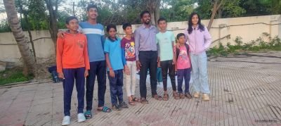 नव कृष्णा व्हॅली स्कूलचा जलतरण स्पर्धेत दणदणीत विजय
सांगली जिल्हा क्रीडा अधिकारी कार्यालय यांच्या मार्फत आज दिनांक ९ सप्टेंबर २०२५ रोजी सांगली जिल्हा क्रीडा संकुल जलतरण तलाव येथे १४, १७ व १९ वर्षाखालील गटामध्ये जलतरण स्पर्धेचे आयोजन करण्यात आले होते. या स्पर्धेमध्ये नव कृष्णा व्हॅली स्कूलच्या विद्यार्थ्यांनी दणदणीत यश संपादन करून आपले व शाळेचे नाव अभिमानाने उंचावले.

नव कृष्णा व्हॅली स्कूलचे विद्यार्थी दररोज सकाळी व सायंकाळी सराव करून कठोर मेहनत घेतात. मागील वर्षी त्यांनी जिल्हा, विभागीय व राज्य स्पर्धेत उल्लेखनीय यश संपादन केले होते. याही वर्षी जिल्हा स्पर्धेची विजयी सुरुवात त्यांनी केली असून शाळेची “रॉकेट” परंपरा कायम ठेवली आहे.


???? विजेते विद्यार्थी –
नव कृष्णा व्हॅली स्कूल इंग्रजी माध्यम चे विद्यार्थी
17 वर्षे मुले
1. रिशी राजेश भगत 

२०० मी. फ्री स्टाईल  – १ला क्रमांक

४०० मी. फ्री स्टाईल  – १ला क्रमांक

८०० मी. फ्री स्टाईल  – १ला क्रमांक



2. आयुष सुहास कोटे

५० मी. बटरफ्लाय  – १ला क्रमांक

१०० मी. बटरफ्लाय  – १ला क्रमांक

१०० मी. फ्री स्टाईल  – १ला क्रमांक


14 वर्षे मुली
1. ओवी प्रीतम औंधकर

५० मी. ब्रेस्ट स्ट्रोक  – १ला क्रमांक

५० मी. बॅक स्ट्रोक   – १ला क्रमांक

५० मी. फ्रीस्टाइल  – १ला क्रमांक

14 वर्षे मुले 
1. सिद्धार्थ गोलार 

फ्री स्टाईल ५० मी. – ३रा क्रमांक

फ्री स्टाईल १०० मी. – ३रा क्रमांक



नव कृष्णा व्हॅली मराठी माध्यम चे विद्यार्थी

1. विराज विनायक जोशी

५० मी. ब्रेस्ट स्ट्रोक  – २रा क्रमांक

१०० मी. ब्रेस्ट स्ट्रोक  – २रा क्रमांक

२०० मी. ब्रेस्ट स्ट्रोक  – २रा क्रमांक



2. संग्राम कृष्णा चिंचकार

५० मी. ब्रेस्ट स्ट्रोक  – १ला क्रमांक

१०० मी. ब्रेस्ट स्ट्रोक  – १ला क्रमांक

२०० मी. ब्रेस्ट स्ट्रोक  – १ला क्रमांक



3. संस्कार संदीप बंडगर

५० मी. बॅक स्ट्रोक  – २रा क्रमांक

या यशाबद्दल संस्थेचे संस्थापक मा. प्रवीणजी लुंकड, अध्यक्ष सुरज फाउंडेशन सौ. संगीता पागणीस, डायरेक्टर सुरज फाउंडेशन प्रशांत चव्हाण, उपप्राचार्य नव कृष्णा व्हॅली स्कूल विनायक जोशी (स्पोर्ट्स इन्चार्ज, सुरज स्पोर्ट्स), तसेच क्रीडा शिक्षक सुशांत सूर्यवंशी व अशरफ शेख स्विमिंग प्रशिक्षक नामदेव नलवडे व सचिन कोरीमठ यांचे मोलाचे मार्गदर्शन व प्रोत्साहन विद्यार्थ्यांना लाभले.