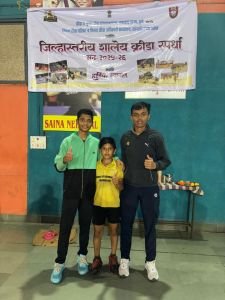 जिल्हास्तरीय शालेय बॅडमिंटन क्रीडा स्पर्धा आपल्या नव कृष्णा व्हॅली स्कूल इंग्रजी माध्यमच्या विद्यार्थ्यांची विभागीय स्पर्धेसाठी निवड 
दिनांक 12 सप्टेंबर 25 रोजी राजारामबापू मिलिटरी स्कूल साखराळे येथे झालेल्या जिल्हास्तरीय शालेय बॅडमिंटन स्पर्धेत आपल्या नव कृष्णा व्हॅली स्कूलच्या 17 वर्ष मुले गटात प्रथम क्रमांक मिळवला त्याबद्दल विजेत्या खेळाडूंचे हार्दिक अभिनंदन????????????????????????????
विजेते खेळाडू 
1) ईशांत मांडवी 10 वी 
2) ईशान बारूदवाले 6 वी 
3) पृथ्वीराज पाटोळे 10 वी
