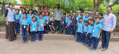 नव कृष्णा व्हॅली स्कूल मराठी माध्यमा इयत्ता दुसरीच्या वर्गात शिकणारी विद्यार्थिनी कुमारी आराध्या नंदू गायकवाड हिने आपल्या वाढदिवसानिमित्त शाळेला दोन गुलाबाची रोपे भेट देऊन एक अनोखा आदर्श निर्माण केला आहे.
​आराध्याने केलेल्या या कृतीमुळे केवळ शाळेच्या आवारात सौंदर्याची भर पडली नाही, तर पर्यावरणाचे महत्त्व आणि निसर्गाची काळजी घेण्याची प्रेरणाही सर्वांना मिळाली आहे.
या लहानश्या कृतीने आराध्याने हे दाखवून दिले आहे की, आपण आपल्या वाढदिवसाचा आनंद केवळ स्वतःपुरता मर्यादित न ठेवता इतरांनाही देऊ शकतो. तिच्या या योगदानामुळे शाळेला हिरवळ आणि सौंदर्य लाभले आहे.  मुख्याध्यापक माननीय श्री अधिकराव पवार सरांनी भेटवस्तू स्वीकारले व तिचे अभिष्टचिंतन केले.????????????????
आराध्याच्या या संस्कारक्षम कृतीबद्दल त्यांचे पालक श्री .नंदू गायकवाड व सौ .प्रतीक्षा गायकवाड यांचेही शाळेच्या वतीने मनःपूर्वक आभार????
