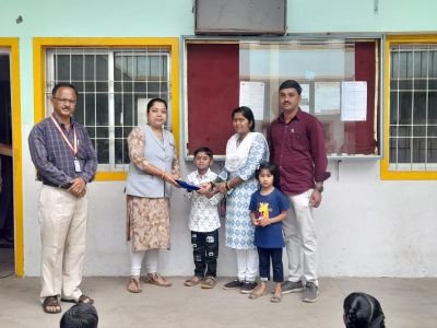 नव कृष्णा व्हॅली स्कूल मराठी माध्यम मधील इयत्ता दुसरीचा विद्यार्थी चिरंजीव राजवर्धन सागर पाटील  याने आपल्या वाढदिवसानिमित्त ग्रंथालयाला पुस्तके भेट दिली त्याने या कृतीने केवळ ग्रंथालयाची समृद्धीच वाढली तसेच इतरांनाही वाचनाची आणि ज्ञानाची आवड निर्माण करण्यासाठी त्याने एक आदर्श घालून दिला आहे.

​पुस्तके ही ज्ञानाचा आणि विचारांचा अमूल्य ठेवा आहेत. त्याने दिलेल्या योगदानामुळे अनेक विद्यार्थ्यांना आणि वाचकांना नवीन गोष्टी शिकण्याची संधी मिळेल. मुख्याध्यापक माननीय श्री. अधिक राव पवार व ग्रंथालय विभाग प्रमुख वनिता गुजर यांनी भेटवस्तू स्वीकारून त्याला अभिष्टचिंतन केले .
????????????????
राजवर्धनच्या या संस्कारक्षम कृतीबद्दल, त्याचे पालक श्री. सागर पाटील सौ. अस्मिता पाटील यांचेही शाळेच्या वतीने मनःपूर्वक आभार????????