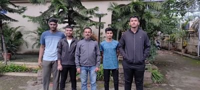 नव कृष्णा व्हॅली स्कूलचा जिल्हास्तरीय वेटलिफ्टिंग स्पर्धेत यश

सांगली जिल्हा क्रीडा कार्यालयामार्फत दिनांक १५ सप्टेंबर २०२५ रोजी दिग्विजय व्यायाम संस्था, सांगली येथे १७ व १९ वर्षाखालील मुला–मुलींच्या जिल्हास्तरीय वेटलिफ्टिंग स्पर्धा संपन्न झाल्या. या स्पर्धेत एकूण १२५ खेळाडूंनी सहभाग घेतला.

सदर स्पर्धेमध्ये नव कृष्णा व्हॅली स्कूलच्या खेळाडूंनी उल्लेखनीय यश मिळवले 

१९ वर्षाखालील गट : रुद्र प्रताप सिंह (६० किलो वजन गट) – ११५ किलो वजन उचलून प्रथम क्रमांक

१७ वर्षाखालील गट : सचिन डोंबाले (६५ किलो वजन गट) – ८० किलो वजन उचलून द्वितीय क्रमांक

१७ वर्षाखालील गट : कृष्णा गुप्ता (८८ किलो वजन गट) – ११० किलो वजन उचलून प्रथम क्रमांक

१७ वर्षाखालील गट : पियुष देसाई (९८+ किलो वजन गट) – १०० किलो वजन उचलून प्रथम क्रमांक


प्रथम क्रमांक मिळवलेल्या तिन्ही विद्यार्थ्यांची विभागीय स्तरीय वेटलिफ्टिंग स्पर्धेसाठी निवड झाली आहे.

या सर्व विद्यार्थ्यांना राष्ट्रीय वेटलिफ्टर व स्पोर्ट्स इन्चार्ज विनायक जोशी यांचे विशेष मार्गदर्शन लाभले. तसेच संस्थेचे संस्थापक प्रवीणजी लुंकड, अध्यक्ष सुरज फाउंडेशन सौ. संगीता पागणीस, डायरेक्टर सुरज फाउंडेशन, उपप्राचार्य प्रशांत चव्हाण व क्रीडा शिक्षक सुशांत सूर्यवंशी यांनी सतत प्रोत्साहन दिले.

या यशाबद्दल विद्यार्थ्यांचे सर्वत्र कौतुक होत आहे. वेटलिफ्टिंगमध्ये नव कृष्णा व्हॅली स्कूलची घडलेली परंपरा विद्यार्थ्यांनी पुढे नेत उत्तम कामगिरी साधली आहे.