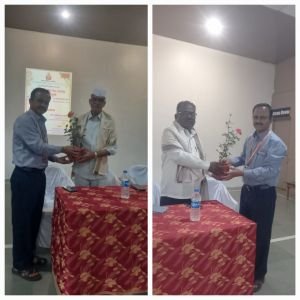 सुरज फाउंडेशन संचलित नव कृष्णा व्हॅली स्कूल मराठी माध्यम????????
**********
      सोमवार दिनांक 15 सप्टेंबर 2025 रोजी नव कृष्णा व्हॅली स्कूल मराठी माध्यम येथे हिंदी दिवस साजरा करण्यात आला. या कार्यक्रमासाठी प्रमुख पाहुणे म्हणून मा. श्री .विजयकुमार पाटील( शाखा विस्ताराधिकारी, पंचायत समिती मिरज) व मा. श्री शिवाजी धडस (शाखा विस्ताराधिकारी, पंचायत समिती, मिरज )उपस्थित होते. कार्यक्रमाचे प्रमुख पाहुणे व शाळेचे मुख्याध्यापक मा. श्री.अधिकराव पवार यांच्या हस्ते हिंदी साहित्यक मुन्शी प्रेमचंद व सरस्वती प्रतिमांचे पूजन करण्यात आले. नव्याने नियुक्त झालेले श्री. विजयकुमार पाटील (शाखा विस्तारा धिकारी पंचायत समिती मिरज) व श्री .शिवाजी धडस (शाखा विस्ताराधिकारी ,पंचायत समिती मिरज) यांचे शॉल व रोपटे देऊन सत्कार केला व पुढील शैक्षणिक वाटचालीस शुभेच्छा देण्यात आले.
    दिनांक 8 /9/ 2025 ते 13/9/ 2025 पर्यंत हिंदी दिवस निमित्त राबविण्यात आलेले; देखो और लिखो ,अनुलेखन ,निबंध स्पर्धा पोस्टर प्रदर्शन, कौन बनेगा हिंदी पंडित अशा विविध रुपी कार्यक्रमाचे चित्रफिती दाखवण्यात आले.
   हिंदी सुलेखन परीक्षेमध्ये विशेष योग्यता प्राप्त विद्यार्थ्यांना प्रमुख पाहुण्यांच्या हस्ते प्रमाणपत्र देऊन सन्मानित करण्यात आले. इयत्ता नववीतील कु. इशिता पाटील विद्यार्थ्यांनी स्वरचित हिंदी कविताचे गायन केले.
     हिंदी दिवस कार्यक्रम साजरा करण्यासाठी शाळेचे मुख्याध्यापक मा. श्री अधिकराव पवार सर यांची प्रेरणा मिळाली . हिंदी विभाग प्रमुख सौ विनिता रावळ व सौ सलमा मुजावर यांनी कार्यक्रमाचे आयोजन केले. सर्व शिक्षक व शिक्षकेतर कर्मचारी यांचे सहकार्य मिळाले.
     इयत्ता दहावीतील अनुष्का धोत्रे व शाल्मली पाटील या विद्यार्थ्यांनी कार्यक्रमाचे सूत्रसंचालन केले.