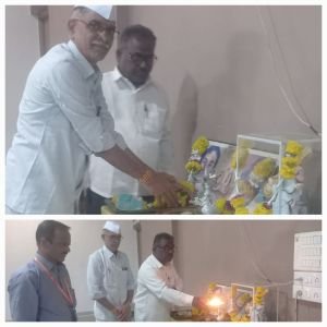 सुरज फाउंडेशन संचलित नव कृष्णा व्हॅली स्कूल मराठी माध्यम????????
**********
      सोमवार दिनांक 15 सप्टेंबर 2025 रोजी नव कृष्णा व्हॅली स्कूल मराठी माध्यम येथे हिंदी दिवस साजरा करण्यात आला. या कार्यक्रमासाठी प्रमुख पाहुणे म्हणून मा. श्री .विजयकुमार पाटील( शाखा विस्ताराधिकारी, पंचायत समिती मिरज) व मा. श्री शिवाजी धडस (शाखा विस्ताराधिकारी, पंचायत समिती, मिरज )उपस्थित होते. कार्यक्रमाचे प्रमुख पाहुणे व शाळेचे मुख्याध्यापक मा. श्री.अधिकराव पवार यांच्या हस्ते हिंदी साहित्यक मुन्शी प्रेमचंद व सरस्वती प्रतिमांचे पूजन करण्यात आले. नव्याने नियुक्त झालेले श्री. विजयकुमार पाटील (शाखा विस्तारा धिकारी पंचायत समिती मिरज) व श्री .शिवाजी धडस (शाखा विस्ताराधिकारी ,पंचायत समिती मिरज) यांचे शॉल व रोपटे देऊन सत्कार केला व पुढील शैक्षणिक वाटचालीस शुभेच्छा देण्यात आले.
    दिनांक 8 /9/ 2025 ते 13/9/ 2025 पर्यंत हिंदी दिवस निमित्त राबविण्यात आलेले; देखो और लिखो ,अनुलेखन ,निबंध स्पर्धा पोस्टर प्रदर्शन, कौन बनेगा हिंदी पंडित अशा विविध रुपी कार्यक्रमाचे चित्रफिती दाखवण्यात आले.
   हिंदी सुलेखन परीक्षेमध्ये विशेष योग्यता प्राप्त विद्यार्थ्यांना प्रमुख पाहुण्यांच्या हस्ते प्रमाणपत्र देऊन सन्मानित करण्यात आले. इयत्ता नववीतील कु. इशिता पाटील विद्यार्थ्यांनी स्वरचित हिंदी कविताचे गायन केले.
     हिंदी दिवस कार्यक्रम साजरा करण्यासाठी शाळेचे मुख्याध्यापक मा. श्री अधिकराव पवार सर यांची प्रेरणा मिळाली . हिंदी विभाग प्रमुख सौ विनिता रावळ व सौ सलमा मुजावर यांनी कार्यक्रमाचे आयोजन केले. सर्व शिक्षक व शिक्षकेतर कर्मचारी यांचे सहकार्य मिळाले.
     इयत्ता दहावीतील अनुष्का धोत्रे व शाल्मली पाटील या विद्यार्थ्यांनी कार्यक्रमाचे सूत्रसंचालन केले.