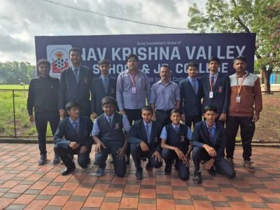 मिरज तालुका मैदानी स्पर्धेत नव कृष्णा व्हॅली स्कूलचा विजय.
कुपवाड – जिल्हा क्रीडा संकुल सांगली येथे दिनांक 19 ते 20 सप्टेंबर 2025 रोजी झालेल्या मिरज तालुका शालेय मैदानी क्रीडा स्पर्धेत नव कृष्णा व्हॅली स्कूल इंग्लिश मीडियम व मराठी माध्यमाच्या विद्यार्थ्यांनी घवघवीत यश मिळवले.
विद्यार्थ्यांनी धावणे, फेकपटू स्पर्धा, उडी तसेच रिले शर्यतींमध्ये उत्कृष्ट कामगिरी करीत शाळेचा विजयी कामगिरी केली.
प्रमुख विजेते :
मितेश शेटे : 100m, 200m व 4x100m रिले – प्रथम
सूरज महतो : 400m, 110m hurdles, 400m hurdles, 4x100m रिले – प्रथम, तर 4x400m रिले – तृतीय
अथर्व पवार : 100m – द्वितीय, 4x100m रिले – प्रथम
पियूष देसाई : गोळा फेक – द्वितीय
श्रेयश खोत : 3000m चालणे – द्वितीय, 4x400m रिले – तृतीय
सुजित यादव : 3000m चालणे – तृतीय
जुबिया मुलाणी : 200m, 100m hurdles, तिहेरी उडी – प्रथम, 4x100m रिले – तृतीय
अनुष्का खिल्लारी : गोलफेक व थाळीफेक – प्रथम
युवराज मोरे : 14 वर्षाखालील 100m – प्रथम
(इतर विद्यार्थ्यांनीही रिले व फेक प्रकारात उल्लेखनीय कामगिरी केली.)
या सर्व विद्यार्थ्यांना प्रवीण लुंकड, अध्यक्ष सुरज फाउंडेशन संगिता पागनीस, डायरेक्टर सुरज फाउंडेशन प्अधिकराव पवार, प्राचार्य नव कृष्णा व्हॅली मराठी माध्यम  विनायक जोशी, स्पोर्ट्स इन्चार्ज ,सुशांत सूर्यवंशी क्रीडाशिक्षक अशरफ शेख, खतीब सर, तसेच अथलेटिक्स प्रशिक्षक कृष्णत पाटील यांचे मार्गदर्शन लाभले.