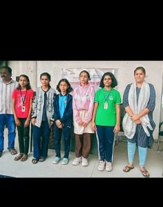 नव कृष्णा व्हॅली स्कूलची श्रीनिधी भोसले बुद्धिबळ जिल्हा विजेती

सांगली : सांगली जिल्हा क्रीडा कार्यालयाच्या वतीने दिनांक ५ ऑक्टोबर २०२५ रोजी तक्ष्यशीला स्कूल, सांगली येथे आयोजित करण्यात आलेल्या जिल्हास्तरीय बुद्धिबळ स्पर्धेत -१४ वर्षाखालील वयोगटात नव कृष्णा व्हॅली स्कूल (इंग्रजी माध्यम) ची विद्यार्थीनी श्रीनिधी भोसले हिने उत्कृष्ट कामगिरी करत प्रथम क्रमांक पटकावला.

या उल्लेखनीय यशामुळे श्रीनिधी भोसले हिची पुढील शालेय विभागीय बुद्धिबळ स्पर्धेसाठी सातारा येथे निवड झाली आहे. तिच्या या यशाबद्दल संस्थेचे संस्थापक प्रवीणजी लुंकड, अध्यक्ष सुरज फाउंडेशनचे,  संगिता पागनीस,  डायरेक्टर सुरज फाउंडेशन,प्रशांत चव्हाण  उपप्राचार्य नव कृष्णा व्हॅली स्कूल इंग्रजी माध्यम),  विनायक जोशी स्पोर्ट्स इन्चार्ज,  सुशांत सूर्यवंशी क्रीडा शिक्षक  तसेच बुद्धिबळ प्रशिक्षक अरुणा कुलकर्णी यांच्या प्रोत्साहन व मार्गदर्शनाचा श्रीनिधीला लाभ झाला.

श्रीनिधीच्या या विजयामुळे शाळेत तसेच क्रीडा क्षेत्रात तिचे सर्वत्र कौतुक होत आहे.
