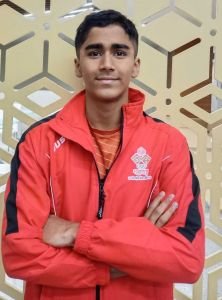 रिशी भगतचा शालेय विभागीय जलतरण स्पर्धेत दबदबा — राज्यस्तरीय स्पर्धेसाठी निवड.

200 मीटर व 400 मीटर फ्रीस्टाइलमध्ये प्रथम क्रमांक; राष्ट्रीय सुवर्णपदक हे ध्येय.

सांगली जिल्हा क्रीडा अधिकारी कार्यालयाच्या वतीने दिनांक 8 सप्टेंबर 2025 रोजी सांगली जिल्हा क्रीडा अधिकारी जलतरण तलाव येथे विभागीय जलतरण स्पर्धेचे आयोजन करण्यात आले होते. या स्पर्धेत पाच जिल्ह्यांतील उस्त्फूर्त स्पर्धकांनी सहभाग नोंदविला.

सदर स्पर्धेत रिशी भगत यांनी 200 मीटर व 400 मीटर फ्रीस्टाइल या दोन्ही प्रकारात प्रथम क्रमांक मिळवून आपल्या उत्कृष्ट जलतरण कौशल्याचा परिचय दिला. या कामगिरीमुळे त्याला राज्यस्तरीय स्पर्धेसाठी लातूर येथे निवड झाली असून सांगली जिल्ह्यासाठी हा अभिमानाचा क्षण आहे.

रिशीची मेहनत आणि चिकाटी प्रशंसनीय आहे; तो सकाळी तीन तास आणि संध्याकाळी तीन तास सातत्यपूर्ण सराव करतो. त्याचे ध्येय राष्ट्रीय स्पर्धेत सुवर्णपदक मिळवणे असून त्याच्या या जिद्दी आणि समर्पित प्रयत्नांचे सर्वत्र कौतुक होत आहे.

या यशामागे संस्थेचे संस्थापक प्रवीणजी. लुंकड, अध्यक्ष सुरज फाउंडेशन संगीता पागनीस, डायरेक्टर सुरज फाउंडेशन, प्रशांत चव्हाण उपप्राचार्य नव कृष्णा व्हॅली स्कूल,विनायक जोशी स्पोर्ट्स इन्चार्ज तसेच नामदेव नलवडे स्विमिंग प्रशिक्षक सुशांत सूर्यवंशी क्रीडाशिक्षक यांचे प्रेरक मार्गदर्शन लाभले.

रिशीच्या राज्यस्तरीय निवडीबद्दल सर्व शिक्षक, विद्यार्थी आणि पालकवर्गातून अभिनंदनाचा वर्षाव होत असून लातूर येथील स्पर्धेत त्याच्याकडून अधिक यशाची अपेक्षा व्यक्त केली जात आहे.