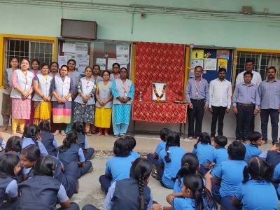 कै. श्री सुरजमलजी लुंकड यांची पुण्यतिथी *???????? साजरी 
सुरज फाउंडेशन संचलित, नव कृष्णा व्हॅली स्कूल मराठी माध्यम मध्ये  आज बुधवार दिनांक 9 ऑक्टोबर 2025 रोजी संस्थेचे संस्थापक ट्रस्टी आ.श्री प्रवीण शेठजी लुंकड यांचे पिताश्री कै. श्री सुरजमलजी लुकड  यांच्या पुण्यतिथीनिमित्त  प्रशालेचे मुख्याध्यापक आ. श्री अधिकराव पवार सरयांचे शुभ हस्ते प्रतिमा पूजन करून विनम्र अभिवादन करण्यात आले. त्यावेळी त्यांच्या स्मृती प्रित्यर्थ अभ्यास गटापासून ते इयत्ता दहावी वर्गापर्यंत सर्वांनी प्रतिमेस अभिवादन केले 
   यावेळी प्रशालेचे मुख्याध्यापक आ. अधिकराव पवार सर यांनी त्यांच्या मनोगतामध्ये*