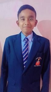 आयुष कोटे चा विभागीय जलतरणात स्पर्धेत  विजय व राज्यस्तरीय स्पर्धेसाठी निवड

100 मीटर बटरफ्लायमध्ये सुवर्ण, तर 100 मीटर फ्रीस्टाईल व 50 मीटर बटरफ्लायमध्ये कांस्य पदकाची चमक

सांगली जिल्हा क्रीडा अधिकारी कार्यालयाच्या वतीने दिनांक 9 सप्टेंबर 2025 रोजी सांगली जिल्हा क्रीडा अधिकारी जलतरण तलाव येथे विभागीय जलतरण स्पर्धेचे आयोजन करण्यात आले होते. या स्पर्धेत पाच जिल्ह्यांतील अनेक प्रतिभावान जलतरणपटूंनी सहभाग नोंदविला.

या स्पर्धेत नव कृष्णा व्हॅली स्कूल इंग्रजी माध्यमचा आयुष कोटे याने अप्रतिम कामगिरी करत 100 मीटर बटरफ्लाय प्रकारात सुवर्णपदक (प्रथम क्रमांक) तसेच 100 मीटर फ्रीस्टाईल आणि 50 मीटर बटरफ्लाय या दोन्ही प्रकारांमध्ये कांस्यपदक (तृतीय क्रमांक) पटकावले. त्याच्या या उल्लेखनीय कामगिरीमुळे त्याची राज्यस्तरीय जलतरण स्पर्धेसाठी लातूर येथे निवड झाली असून सांगली जिल्ह्यासाठी हा अभिमानाचा क्षण ठरला आहे.

आयुष कोटे ने सततच्या सराव, मेहनत, चिकाटी आणि जिद्दीच्या जोरावर हे यश संपादन केले असून त्याच्या या कामगिरीचे सर्वत्र कौतुक होत आहे.

या यशामागे संस्थेचे संस्थापक प्रवीणजी. लुंकड, अध्यक्ष सुरज फाउंडेशन संगीता पागनीस, डायरेक्टर सुरज फाउंडेशन प्रशांत चव्हाण उपप्राचार्य नव कृष्णा व्हॅली स्कूल, स्पोर्ट्स इन्चार्ज विनायक जोशी तसेच स्विमिंग प्रशिक्षक नामदेव नलवडे , सुशांत सूर्यवंशी क्रीडाशिक्षक यांचे प्रेरणादायी मार्गदर्शन लाभले. 

आयुषच्या राज्यस्तरीय निवडीबद्दल सर्व शिक्षक, विद्यार्थी आणि पालकवर्गातून अभिनंदनाचा वर्षाव होत आहे.