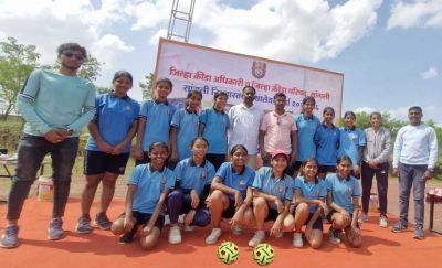 नव कृष्णा व्हॅली स्कूलचा जिल्हास्तरीय शालेय  सेपक टकरा स्पर्धेत दणदणीत विजय.

14 व 17 वर्षाखालील मुलींच्या गटामध्ये प्रथम तर 19 वर्षाखालील च्या गटामध्ये द्वितीय

सांगली : सांगली जिल्हा क्रीडा अधिकारी कार्यालय यांच्यामार्फत रॉयल अकॅडमी, खंडेराजुरी येथे दिनांक 9 ऑक्टोबर 2025 रोजी झालेल्या शालेय जिल्हास्तरीय सेपक टकरा स्पर्धेत नव कृष्णा व्हॅली स्कूल इंग्रजी माध्यम, कुपवाडच्या खेळाडूंनी उल्लेखनीय यश संपादन केले.

या स्पर्धेत शाळेने 14 व 17 वर्षाखालील मुलींच्या गटात प्रथम क्रमांक, तसेच 19 वर्षाखालील गटात द्वितीय क्रमांक पटकावला.

खेळाडूंना अशरफ शेख क्रीडा प्रशिक्षक यांच्या मार्गदर्शनाखाली कठोर सराव करण्यात आला. अतिशय चुरशीच्या लढतींमध्ये खेळाडूंनी उत्कृष्ट संघभावना आणि कौशल्य दाखवत विजय मिळवला.

या खेळाडूंना प्रवीण लुंकड अध्यक्ष सुरज फाउंडेशन, संगीता पागनीस डायरेक्टर सुरज फाउंडेशन, प्रशांत चव्हाण उपप्राचार्य नव कृष्णा व्हॅली स्कूल इंग्रजी माध्यम, विनायक जोशी स्पोर्ट्स इन्चार्ज, आणि सुशांत सूर्यवंशी क्रीडा शिक्षक यांच्या प्रोत्साहन व मार्गदर्शनाचा मोलाचा वाटा आहे.

नव कृष्णा व्हॅली स्कूल इंग्रजी माध्यमच्या या उल्लेखनीय यशाचे सर्वत्र कौतुक होत आहे.