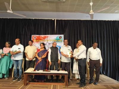 मा.शिक्षणाधिकारी (माध्यमिक) सावंत मॅडम, जिल्हा क्रीडा अधिकारी शिरस मॅडम यांच्या उपस्थितीत उत्कृष्ट क्रीडा संयोजक पुरस्कार स्विकारताना