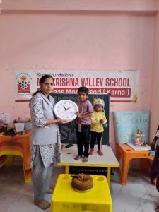 Our nursery student Swaraj Sagar Vhanmane gifted wall clock for abhyaas karnal school.
