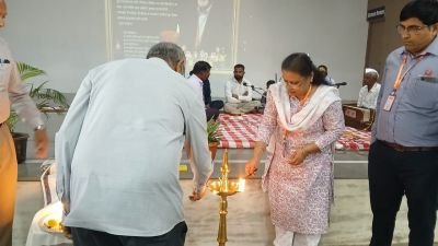 सुरज फाउंडेशन ग्रुप ऑफ नवकृष्ण व्हॅली स्कूल अँड ज्युनिअर कॉलेज कुपवाड यांच्यावतीने एनजी कामत सरांना सुरज ललित कला अकादमी येथे  प्रार्थना सभेत श्रद्धांजली वाहण्यात आली