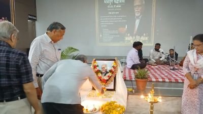 सुरज फाउंडेशन ग्रुप ऑफ नवकृष्ण व्हॅली स्कूल अँड ज्युनिअर कॉलेज कुपवाड यांच्यावतीने एनजी कामत सरांना सुरज ललित कला अकादमी येथे  प्रार्थना सभेत श्रद्धांजली वाहण्यात आली