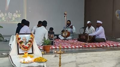 सुरज फाउंडेशन ग्रुप ऑफ नवकृष्ण व्हॅली स्कूल अँड ज्युनिअर कॉलेज कुपवाड यांच्यावतीने एनजी कामत सरांना सुरज ललित कला अकादमी येथे  प्रार्थना सभेत श्रद्धांजली वाहण्यात आली