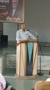 सुरज फाउंडेशन ग्रुप ऑफ नवकृष्ण व्हॅली स्कूल अँड ज्युनिअर कॉलेज कुपवाड यांच्यावतीने एनजी कामत सरांना सुरज ललित कला अकादमी येथे  प्रार्थना सभेत श्रद्धांजली वाहण्यात आली