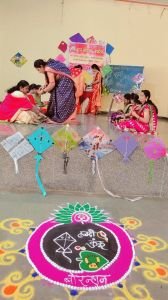 विजयनगर शाळेत आज मकर संक्राती निमित्त बालवाडी मधील सर्व विद्यार्थ्यांचे बॉर्नहन तसेच महिला पालकांनाचे हळदी कुंकू,उखाणा, कविता गायन, चारोळी कार्यक्रम उत्साहात संपन्न झाला. तसेच नवीन प्रवेश माहिती पत्रक देऊन माहिती देण्यात आली.