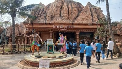 आज दिनांक 25 जानेवारी 2026 रोजी नव कृष्णा व्हॅली गुरुकुल वस्तीगृह विद्यार्थ्यांची सहल श्री सिद्धगिरी मठ, कनेरी व पाझर तलाव, कागल (मिनी गोवा) या ठिकाणी सकाळी ठीक 8:00 वाजता रवाना झाली होती ,ती रात्री 10:45 मिनिटांनी परत नव कृष्णा व्हॅली वस्तीगृह ,कुपवाड या ठिकाणी सर्वजण सुखरूप पोहोचले. विद्यार्थ्यांनी या सहली मध्ये खूप धमाल केली व सर्व विद्यार्थी आनंदी होते. वस्तीगृहाच्या मुलांना व्यवस्थित जेवणाचे नियोजन व सुखरूप पणे सहलीस नेऊन आणल्याबद्दल सर्व शिक्षक, महाराज व सर्व मावशा, संदीप भाऊ , ट्रान्सपोर्टची व्यवस्था केल्याबद्दल ट्रान्सपोर्ट इन चार्ज प्रशांत चव्हाण सर (VP)बस ड्राइवर विजय भोसले काका व मनू देशिंगे काका यांचे मनःपूर्वक आभार