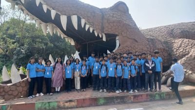 आज दिनांक 25 जानेवारी 2026 रोजी नव कृष्णा व्हॅली गुरुकुल वस्तीगृह विद्यार्थ्यांची सहल श्री सिद्धगिरी मठ, कनेरी व पाझर तलाव, कागल (मिनी गोवा) या ठिकाणी सकाळी ठीक 8:00 वाजता रवाना झाली होती ,ती रात्री 10:45 मिनिटांनी परत नव कृष्णा व्हॅली वस्तीगृह ,कुपवाड या ठिकाणी सर्वजण सुखरूप पोहोचले. विद्यार्थ्यांनी या सहली मध्ये खूप धमाल केली व सर्व विद्यार्थी आनंदी होते. वस्तीगृहाच्या मुलांना व्यवस्थित जेवणाचे नियोजन व सुखरूप पणे सहलीस नेऊन आणल्याबद्दल सर्व शिक्षक, महाराज व सर्व मावशा, संदीप भाऊ , ट्रान्सपोर्टची व्यवस्था केल्याबद्दल ट्रान्सपोर्ट इन चार्ज प्रशांत चव्हाण सर (VP)बस ड्राइवर विजय भोसले काका व मनू देशिंगे काका यांचे मनःपूर्वक आभार