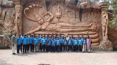 आज दिनांक 25 जानेवारी 2026 रोजी नव कृष्णा व्हॅली गुरुकुल वस्तीगृह विद्यार्थ्यांची सहल श्री सिद्धगिरी मठ, कनेरी व पाझर तलाव, कागल (मिनी गोवा) या ठिकाणी सकाळी ठीक 8:00 वाजता रवाना झाली होती ,ती रात्री 10:45 मिनिटांनी परत नव कृष्णा व्हॅली वस्तीगृह ,कुपवाड या ठिकाणी सर्वजण सुखरूप पोहोचले. विद्यार्थ्यांनी या सहली मध्ये खूप धमाल केली व सर्व विद्यार्थी आनंदी होते. वस्तीगृहाच्या मुलांना व्यवस्थित जेवणाचे नियोजन व सुखरूप पणे सहलीस नेऊन आणल्याबद्दल सर्व शिक्षक, महाराज व सर्व मावशा, संदीप भाऊ , ट्रान्सपोर्टची व्यवस्था केल्याबद्दल ट्रान्सपोर्ट इन चार्ज प्रशांत चव्हाण सर (VP)बस ड्राइवर विजय भोसले काका व मनू देशिंगे काका यांचे मनःपूर्वक आभार