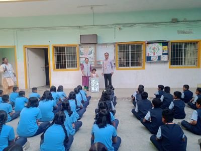 नव कृष्णा व्हॅली अभ्यास  मराठी माध्यम कु.दूर्वा पवार हिच्या वाढदिवसानिमित्त सप्रेम भेट????????
 
???? नव कृष्णा व्हॅली  अभ्यास मराठी माध्यम मधील अभ्यास विभाग नर्सरी वर्गातील कु. दूर्वा अजित पवार  आपल्या कन्येच्या  वाढदिवसानिमित्त  विद्यार्थ्यांना बसण्यासाठी चटई ( mat )भेट देऊन एक अनोखा आदर्श निर्माण केला आहे.
      आपल्या सहकाऱ्यामुळे शाळेतील शैक्षणिक भौतिक विकासासाठी मोठी मदत झालेली आहे.
    माननीय श्री. अधिकराव पवार सरांनी भेट स्वीकारून त्याचे अभिष्टचिंतन केले. शाळेच्या वतीने मनःपूर्वक आभार.????????????
    नवा गंध नवा आनंद नव्या सुखाने नव्या वैभवानी दूर्वा तुझा आनंद दृढ व्हावा हीच शुभेच्छा शाळेकडून तुला वाढदिवसाच्या खूप खूप शुभेच्छा!!